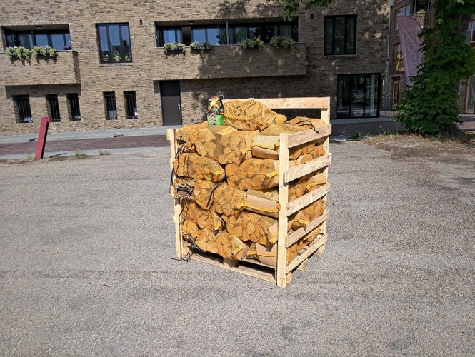 10 kisten gestapeld hout bestellen.